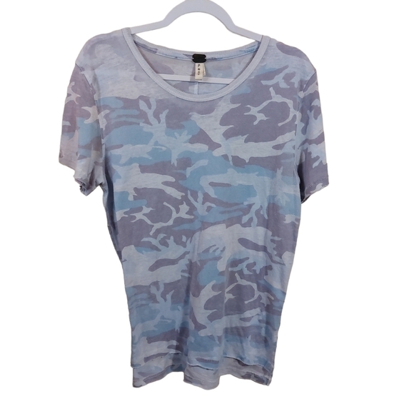𝅺WE THE FREE LADIES SHORT SLEEVE CAMO PRINT TEE- SP - Picture 2 of 5